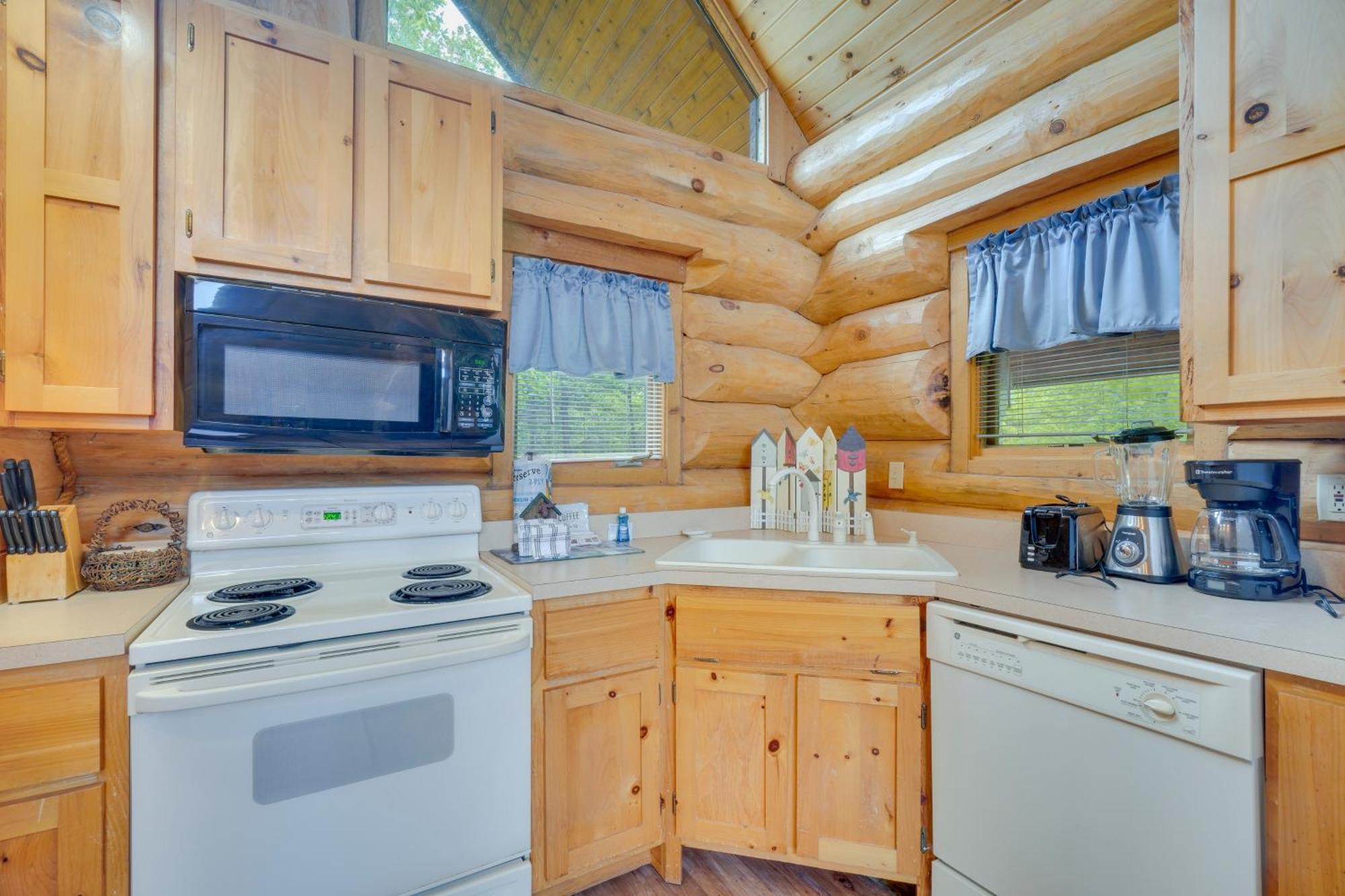 Gatlinburg Cabin With Hot Tub About 11 Miles To Downtown Екстер'єр фото